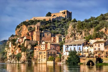 Pueblo de Miravet con su imponente castillo.