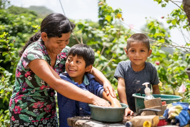 Juanna de Guatemala, enseña a sus hijos a lavarse bien por el Covid