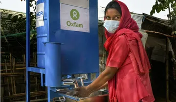 Instalación para lavarse las manos. Ayuda humanitária en Bangladesh