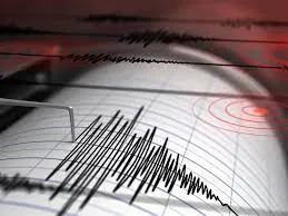 Aguja de sismógrafo marcando sobre el papel los gráficos de un seismo.