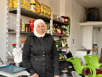 Manal en su tienda de alimentación