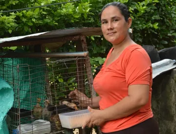 Foto de una persona feliz de sdalir adelante gracias a Oxfam