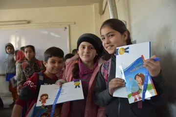 Niños felices de comenzar las clases en Siria