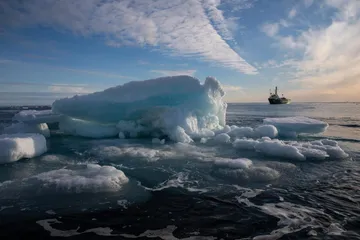 Fotos del bloques de hielo flotando en el mar.