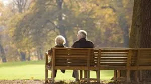 Pareja de ancianos sentados en un banco del parque. Reflejo visual de lo que se puede leer en el relato.