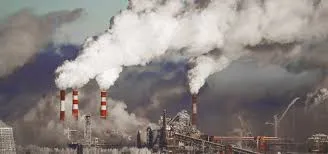Chimeneas fábricas expulsando gases a laatmósfera