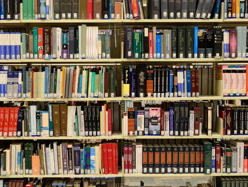 Foto de una estanteria llena de libros. Hace alusión a la página donde está puesta que es una biblioteca con libros de consulta para escritores novatos.