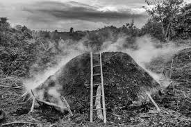 Foto de una carbonera, para elaborar carbon vegetal del medidos del siglo XX