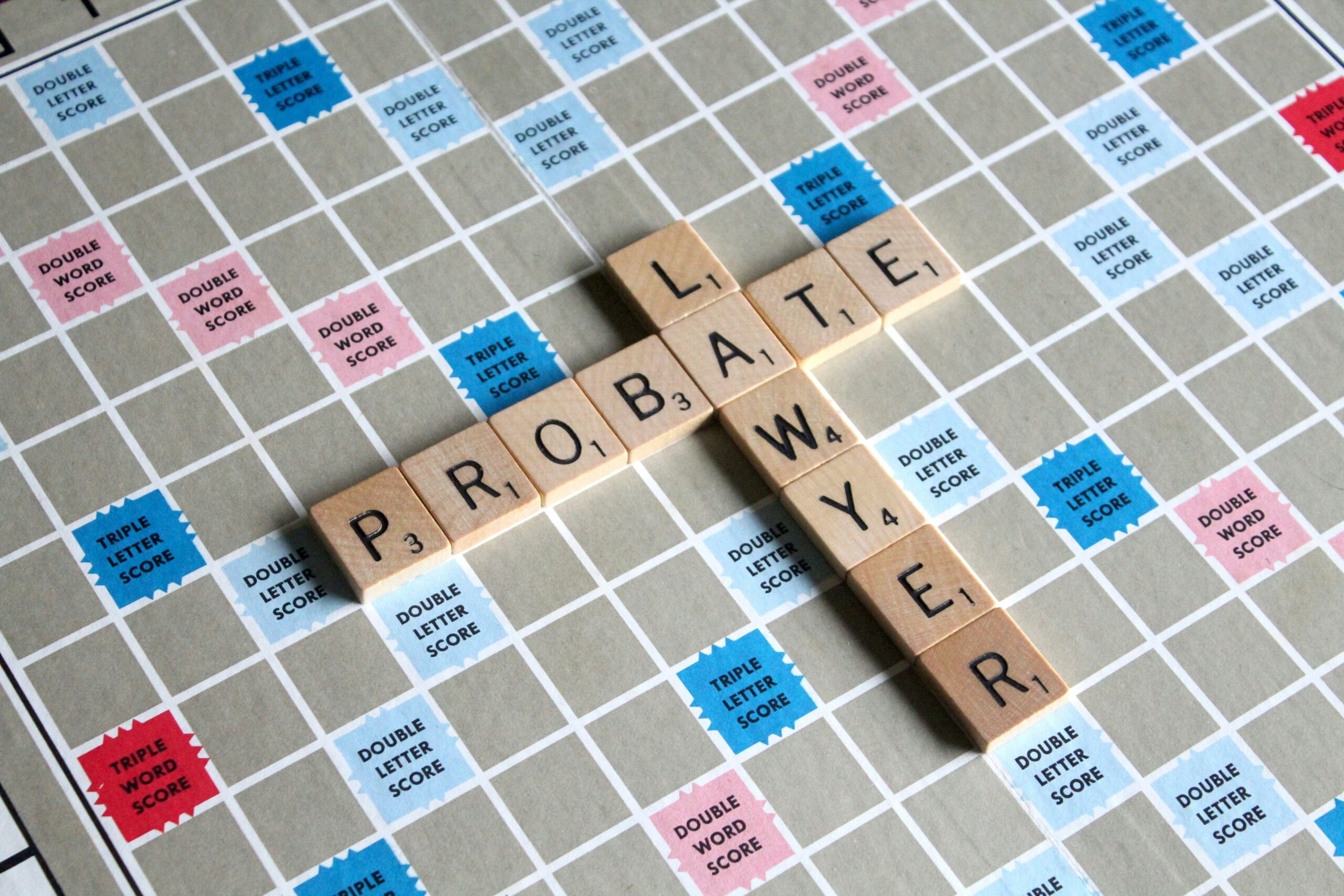 Tablero de scrabble, marcando dos palabras que tienen que ver con el relato .