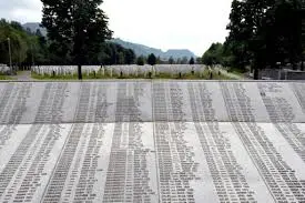 Cementerio matanza Srebrenica y listado asesinados